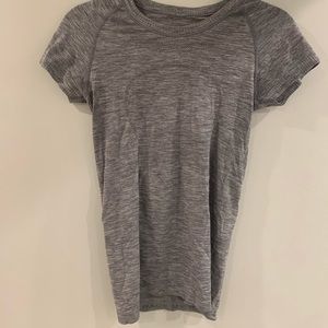 Lululemon Short Sleeve Size 6 Athletic Tee